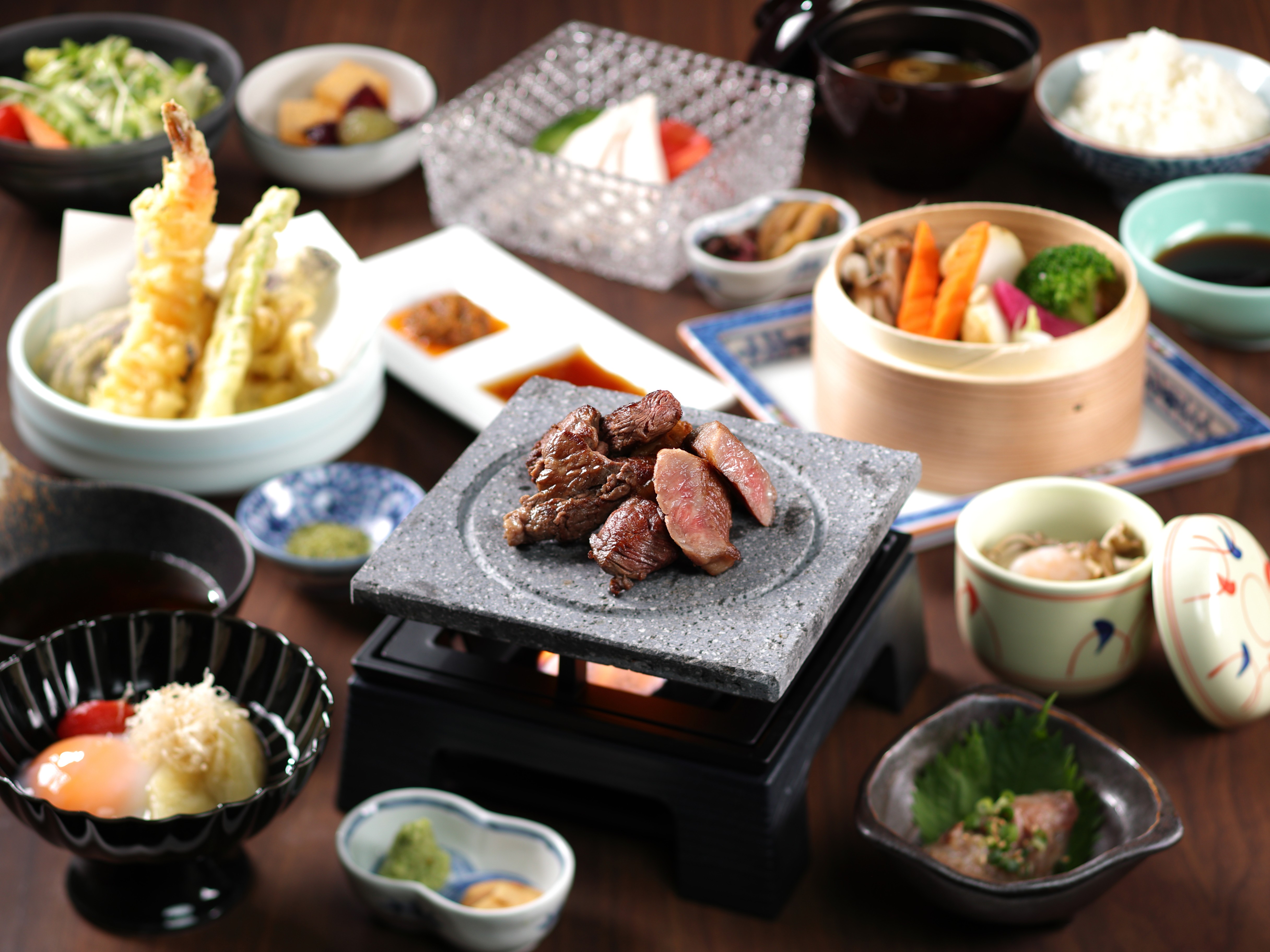 【最上階レストランで特別な夜を】和食御膳×おすすめワンドリンク付き贅沢ステイ〈夕朝食付き〉
